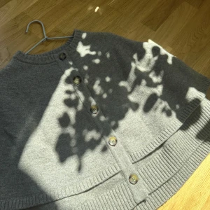 Poncho från Zara  - Cape / kappa / poncho från Zara, helt oanvänd och har alla lappar kvar, strl S säljer för 350 kr