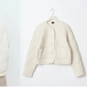 Beige quiltad jacka  - Säljer en beige quiltad jacka från Gina tricot, super bra skick och jättefin. Perfekt till våren och sommaren.