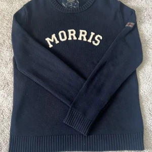 Stickad Morris Tröja - En mörkblå stickad tröja från Morris med fina detaljer.  Size L men sitter mer som M. Skick 9/10 bara lite dåliga bilder.  Bara att höra av er om ni har några funderingar😄Priset är ej hugget i sten!💙❤️🤍