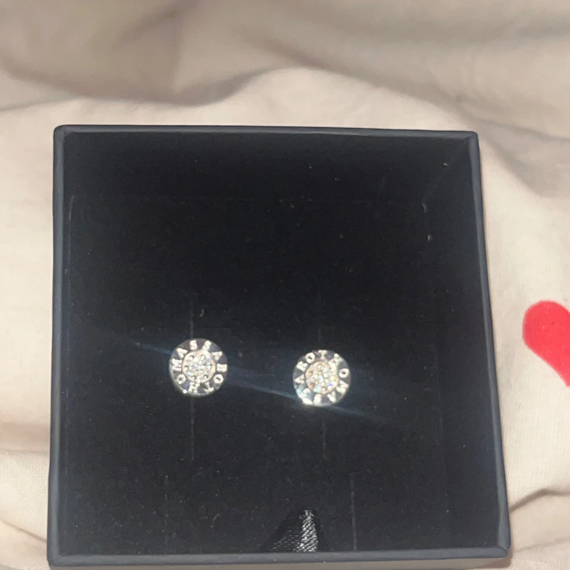 Stiftörhängen classic pavé vit från Thomas Sabo - 2