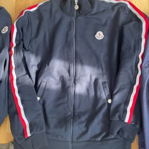 Marinblå Moncler kofta/hoodie - Säljer en Moncler kofta storlek m 1000kr . Mycket bra skick på den knappt använd! Nfc Scan finns på badgen men inga lappar på insidan! 