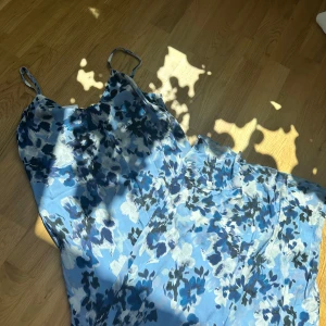 & other stories klänning med blommor - Superfin klänning som tyvärr inte har kommit till användning. Har alla lappar kvar och är helt i nyskick. Strl S och säljer den för 500 kr, nypris 890 kr