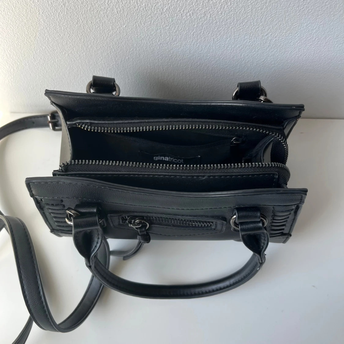 Svart axelväska från Gina Tricot - 1