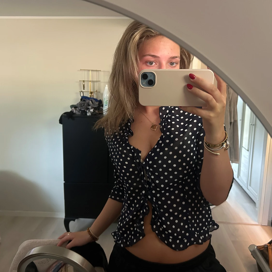 Mörkblå prickig blus med knyt - 1