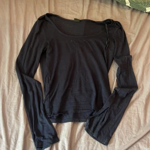 Långärmad tröja - Säljer denna långärmade tröja med slits på armen. Tycker inte den sitter bra på mig längre och derför säljer jag den. Tycker den är jätte fin på andra!!