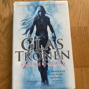 Glastronen - Första boken i en episk fantasyserie! Följ Celaena Sardothien, en tuff och mystisk hjältinna med ett hjärta av is och en vilja av stål. Perfekt för dig som älskar spänning, magi och starka karaktärer. En modern fantasyklassiker som är svår att lägga ifrån sig.