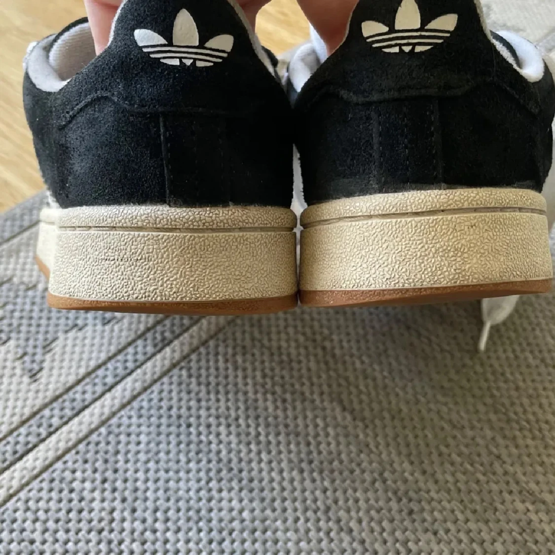 Svarta Adidas Campus sneakers med vita ränder - 1