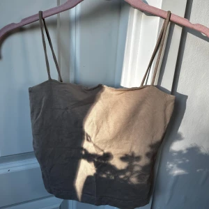 Beige linnetopp från Gina Tricot - Säljer en enkel och stilren beige linnetopp från Gina Tricot. Toppen har tunna axelband och är tillverkad i ett mjukt bomullsmaterial. Perfekt att matcha med jeans eller kjol för en avslappnad look. ❤️