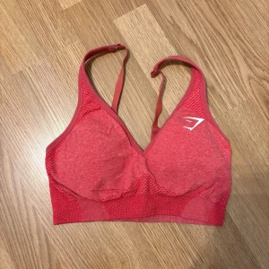 Sport-bh Gymshark - Säljer en sport-bh från Gymshark med justerbara axelband som går att korsa om man vill i ryggen. Perfekt för träning, bekväm passform och bra stöd.