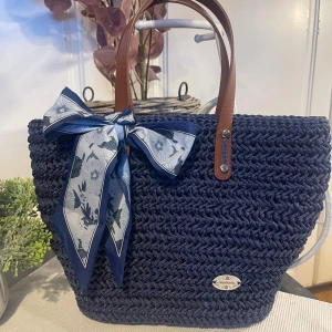 Mörkblå handväska med rosett - Blå Skymning (499kr)  💐 Letar du efter en personlig och vacker present?  Den här handgjorda väskan är den perfekta gåvan till Mors dag, födelsedag eller bara för att visa uppskattning, eller kanske en present till dig själv!  ✨ Skapad med omsorg – varje detalj är unik 🌊 Djupblå flätning & avtagbar scarf i silkeslook (Kan tas bort) 👜 Rymlig, stilren och passar till allt  🎁 Pris: 499kr 📦 Levereras fint förpackad – redo att ges bort!  💌 Skicka ett meddelande för att beställa, reservera eller fråga
