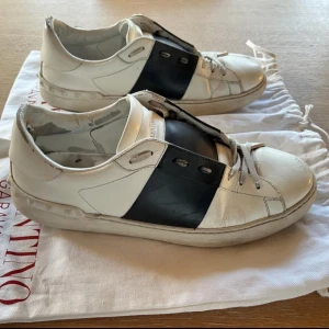 Valentino Garavani open - Säljer ett par valentino open sneakers från Valentino Garavani storlek 43 bra skick ställ gärna frågor