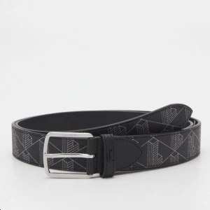 Svart Lacoste bälte - Snyggt svart bälte med diskret geometriskt mönster och ett stilrent silverfärgat spänne. Bältet har en klassisk form och passar perfekt till jeans eller kostymbyxor. Materialet känns stabilt och ger en modern touch till outfiten.