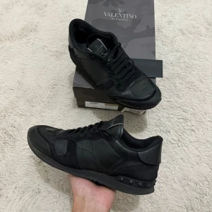 Valentino Rockrunner - Säljer nu ett Valentino Rockrunners || Skick 7/10 || Storlek 39, passar 40 bäst || OG - Box || 1199:-