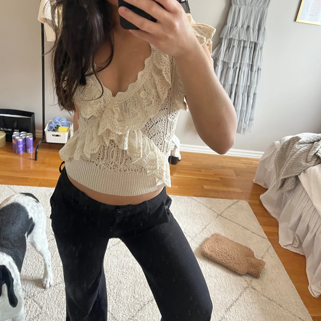 Beige spetsblus med volang