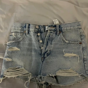 Ljusblå jeansshorts från Zara - Jeansshorts från zara i nyskick med fortfarande en lapp kvar så aldrig använda