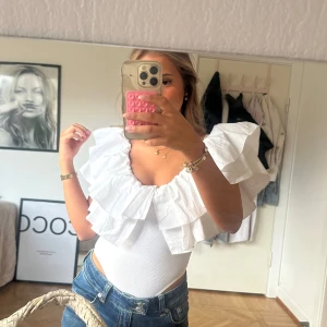 Vit volang body ifrån zara - säljer TVÅ styckna vita volang bodys då jag har tre styckna. 🌸🌸💕💕💕