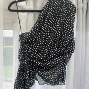 Prickig one shoulder topp från Zara - Superfin, sparsamt använd, prickig one shoulder topp från Zara! Med knyte på sidan
