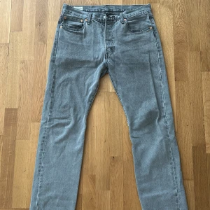 Grå Levi's 501 jeans - 👖 Märke: Levis   🎨 Färg: Grå  📏 Storlek: W33 L34  ♻️ Skick: 9/10, knappt använda.  ❓ Vid minsta fråga, skriv till mig!  💲Pris kan diskuteras! 