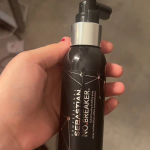 Sebastian Professional NO.BREAKER spray - En Sebastian Professional NO.BREAKER spray som du använder i nyduschat hår som ger ett extra glans. Ungefär halva kvar