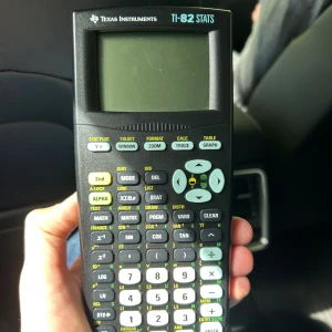 Texas instruments miniräknare - TI-82 Stats är en grafritande miniräknare från Texas Instruments, ett måste för gymnasiet. Nypris 1000
