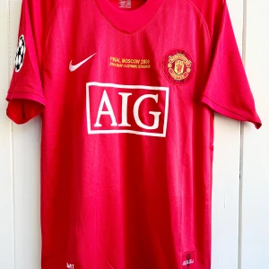 Wayne Rooney - Manchester United CL-final 2008 - Säljer en klassisk fotbollströja, Wayne Rooneys matchtröja från Champions League-finalen 2008 när hans Manchester United vann över Chelsea och blev CL-mästare. Tröjan är en remake i nyskick och har jämfört med liknande tröjor finalen och datumet inskrivet på bröstet (samma text som Rooney hade på sin tröja under finalen). Large, normal i storleken. #Fotboll