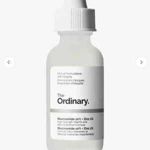The Ordinary Niacinamide 10% + Zinc 1% - Serum från The Ordinary med 10% niacinamid och 1% zink. Kommer i en genomskinlig glasflaska med pipett. Perfekt för att minska synligheten av porer och balansera huden. Passar alla hudtyper och är parfymfri. Fortfarande i kartongen men har testat några enstaka ggr☺️
