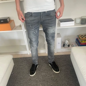 dondup jeans - Tja säljer dessa galet feta dondup jeansen i modell george nypris 3000 mitt pris  1099kr svåra att få tag på dessa! väldigt fint skick skriv om du har någon fråga// armadiosell 