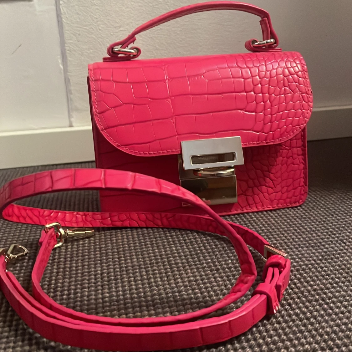 Rosa axelväska med krokodilpräglat mönster - 4