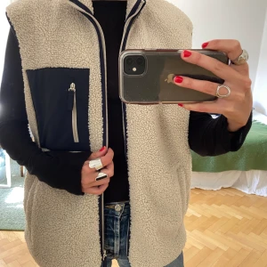 Teddyväst - Västen är i bra skick och har endast används fåtal gånger! Det är en tunnare jacka som är perfekt att ha på sommaren☺️