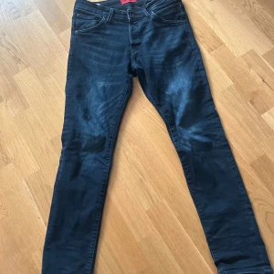 Mörkblå slim fit jeans från Jack&jones Slim/Glenn - Säljer ett par mörkblå slim fit jeans från Jack&jones , modellen Slim/Glenn. Jeansen har klassisk femficksdesign, dragkedjegylf och smal passform hela vägen ner. Perfekta för dig som gillar en stilren och enkel look.