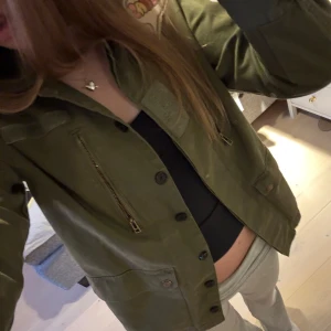 Zadig Voltaire jeansjacka - Jättefin Zadig Voltaire jeansjacka i nyskick eftersom att den nästan aldrig är använd, ungefär 3 gånger. Jackan är i storlek 12 vilket motsvarar ungefär 152-158.❤️ pris kan diskuteras vid snabb affär.