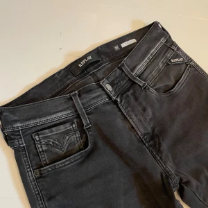 Replay anbass  - Replay anbass - väldigt bra skick - storlek 30/32 men passar 28/30 - de är något mindre i midjan och dessutom upplagda, så 28/30 är den korrekta storleken! - hör av er vid frågor 