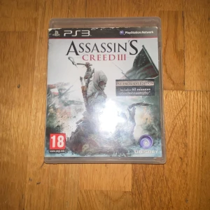 PS3 SPEL FINNS DISC INUTI - Spännande actionspel för PS3 där du tar kontroll över en hacker i en futuristisk stad. Perfekt för dig som gillar äventyr, teknik och fartfyllda uppdrag. Special Edition med extra innehåll.50Kr för en