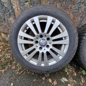 Mercedes B klass 16 tum 4 st - Jag säger Mercedes B klass 16 tum 4 st men dålig däck men det kan bara bytas.