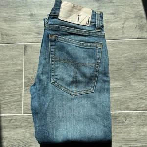 Tiger of Sweden jeans - Slender - Säljer ett par klassiska blå jeans från Tiger of Sweden, modell Slender. Jeansen har en normal passform med raka ben och klassisk femficksdesign. Perfekta till dig som gillar stilrena och tidlösa jeans. Inga defekter