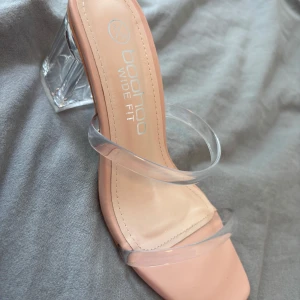 Transparenta klackskor - Brand new high heels, never worn – super pretty! I bought several different pairs about two months ago and decided to keep a different one. The return period expired, so I’m selling these. Bought for 267 SEK, currently listed on Boohoo’s website for 243 SEK – I’m selling them for 99 SEK.   Helt oanvända klackskor, superfina, köpte flera olika för cirka 2 månader sen och behöll ett annat par. Tiden för retur gick ut och därför säljer jag dessa.Köpta för 267 kr, säljes för 99 kr
