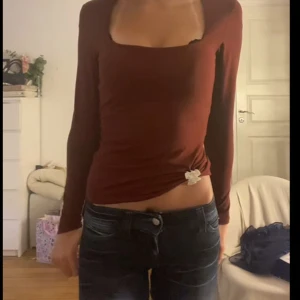 Vinröd tröja från HM - Jätte vin fyrkant ringad tröja