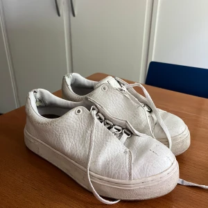 Vita eytys doja sneakers - Säljer ett par vita eytys doja sneakers. Skorna är använda och lite slitna, därav priset. Se bilderna på slitage.
