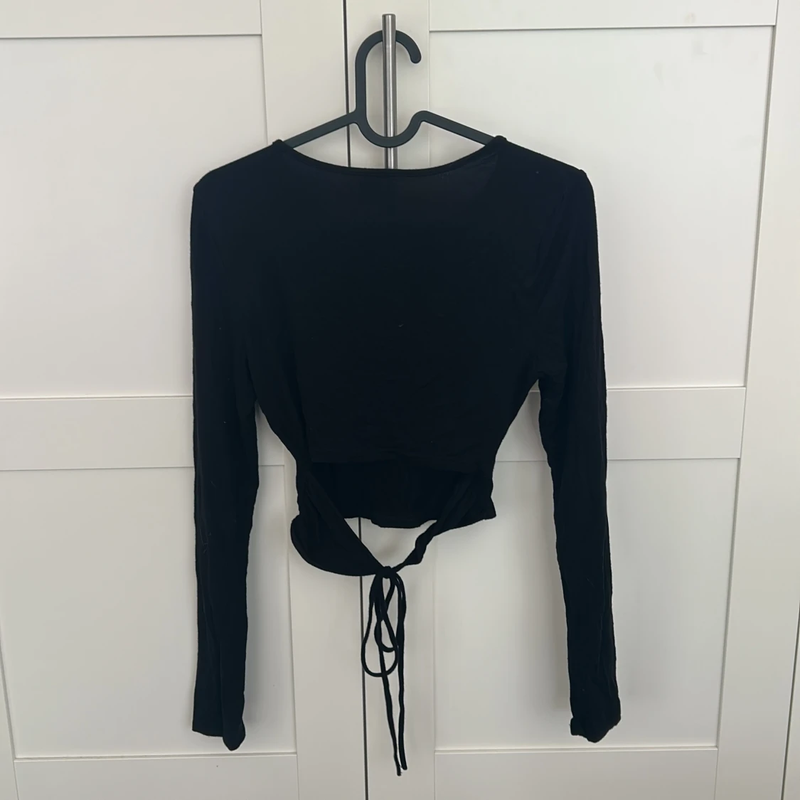 Svart croppad långärmad topp med knut  - 1