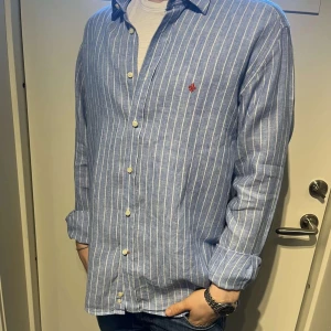Morris Skjorta - Säljer nu min Morris skjorta 👔 Storlek: 41(M/L) Skick: 9,5/10 Näst intill helt Ny! Mitt pris: 429kr & Ny pris 1250kr. 100% Linne! Fraktar alltid inom 48h 📦Hör gärna av er om minsta funderingar! Mycket Sommrig skjorta!