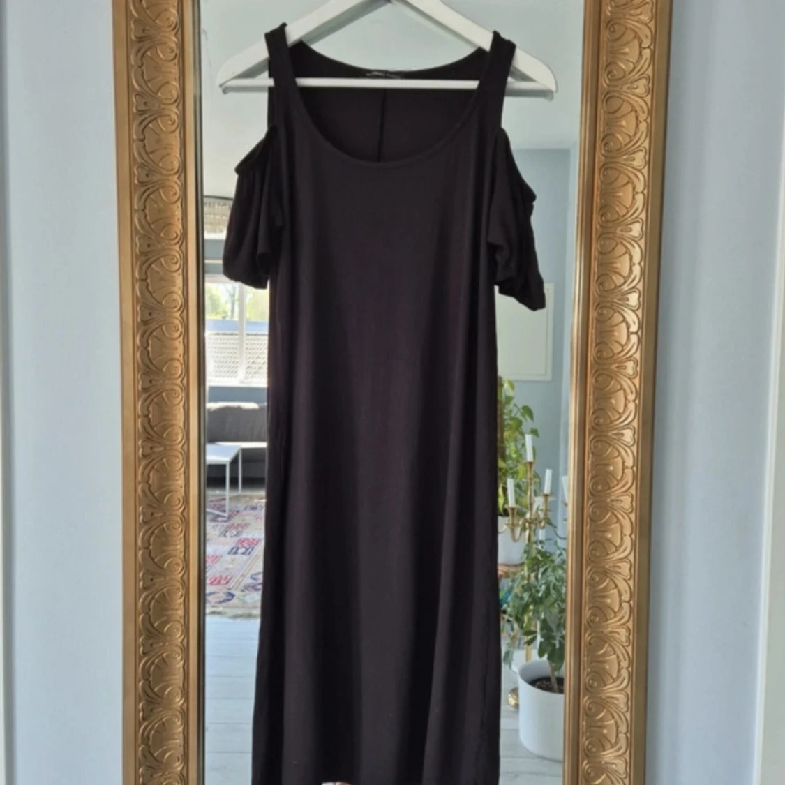 Svart axelbandslös klänning med volangärm