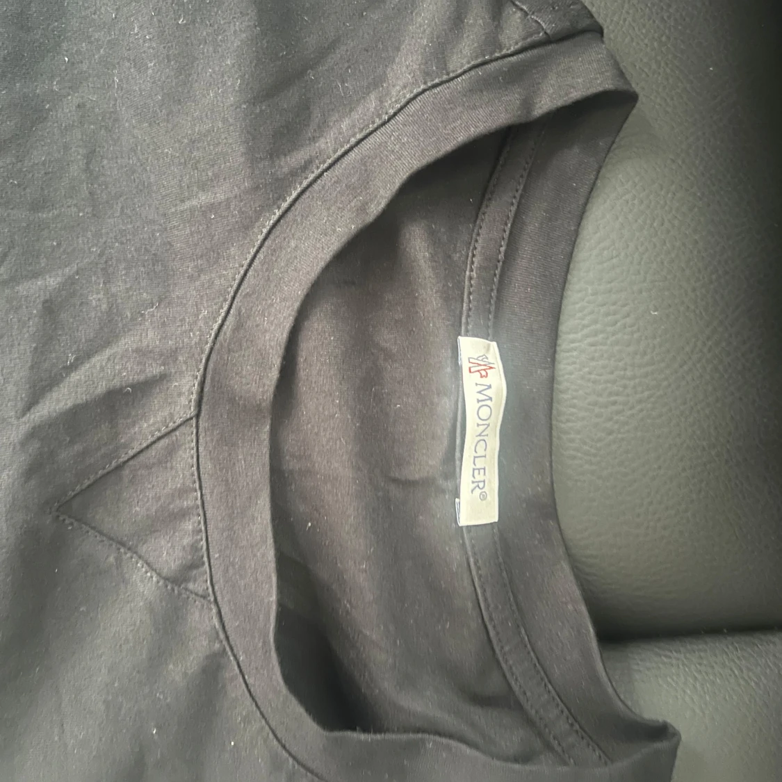 Svart t-shirt från Moncler med broderad logga - 2