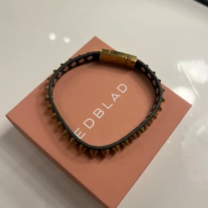 Grönt armband med nitar  - Grönt armband med nitar från Edblad!💕magneten till fästet har åkt av en gång med är fast limmat, så det går att använda 