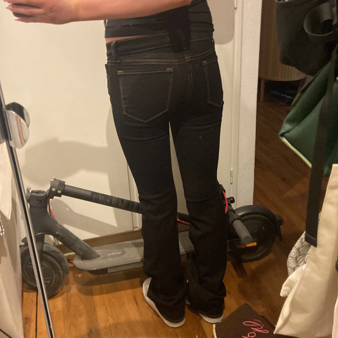 MÖRK-blåa bootcut jeans - 2