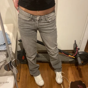 Grå jeans - Säljer ett par gråa jeans, älskar dom men dom är försmå för mig. Har använts 2 gånger. 