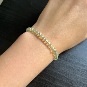 Pärlarmband i ljusgul ton💛 - Säljer ett enkelt och stilrent armband med ljusgula pärlor. Armbandet är elastiskt och passar de flesta handleder. Perfekt för att ge en subtil touch till din outfit. 💛