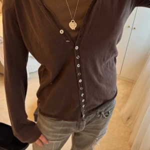 Långärmad kofta - Kofta från hunkydory i storlek L🤎🤎