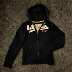 Distressed Hollister zip hoodie  - Riktigt fet distressed zip hoodie från hollister i storlek M. Bra skick och väldigt bra passform 