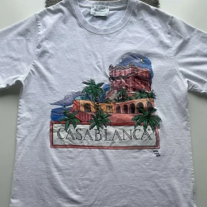 Vit t-shirt med tryck från Casablanca - Säljer nu en Casa Blanca T-shirt som jag endast använt 1 gång. Det är storlek S men sitter bättre på dig som har M. Mycket sällsynt. Tags medföljes om det önskas.