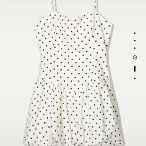 Trendig klänning - INTRESSEKOLL på min supersöta prickiga klänning från Bershka i storlek XS. Lappen sitter kvar!!! skriv vid frågor🩷Har bud på 500kr